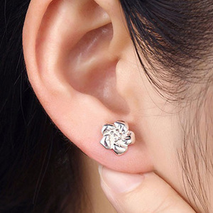 E832 Pendientes de botón con forma de flor en oro blanco, joyería fina clásica unisex - Product Image 6