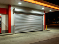 Porte à enroulement en aluminium assemblée, résistante au vent, et portail durable au design minimaliste pour site industriel de grande envergure