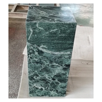 Socle bas en marbre naturel vert foncé Antico Verde, finition moderne polie, pour usage hôtelier