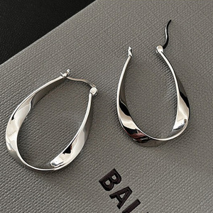 Boucles d'oreilles créoles simples et lisses, couleur argent, géométriques torsadées, pour femmes, design de niche, bijoux de fête, cadeaux - Product Image 2