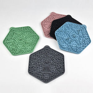 แผ่นรองเลียซิลิโคนแบบพกพาเป็นมิตรกับสิ่งแวดล้อม ดีไซน์ใหม่รูปต้นคริสต์มาส แผ่นรองเลียเนยถั่วสำหรับสุนัขและแมว - Product Image 1