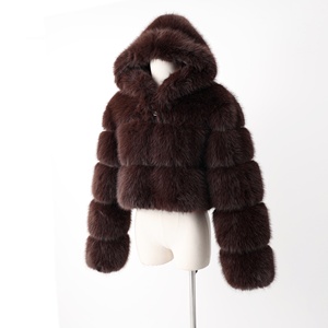 <span class=keywords><strong>Cappotto</strong></span> Invernale di Alta Qualità <span class=keywords><strong>in</strong></span> Finta <span class=keywords><strong>Pelliccia</strong></span> di Procione, 100% Poliestere, Morbido e Lussuoso, <span class=keywords><strong>con</strong></span> <span class=keywords><strong>Cappuccio</strong></span> e Finitura Tosata - Product Image 1