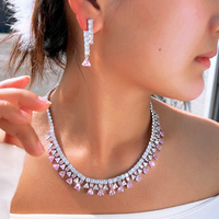 Juego de Joyería de Lujo con Circonita Cúbica Brillante en Forma de Triángulo Blanca y Rosa para Mujer, Juego de Collar y Pendientes para Reuniones y Fiestas