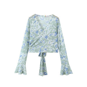 Runqi Blusa de Gasa Floral para Mujer, Talla Grande, Manga Larga, Cuello en V, Estampado Abstracto, Detalle de Lazo Cruzado Delantero N8966 - Product Image 1