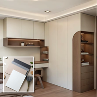 Armoire intégrée moderne pliable sur mesure avec bureau, étagères ouvertes LED, en noyer crème, armoire de rangement d'angle incurvée pour chambre d'appartement