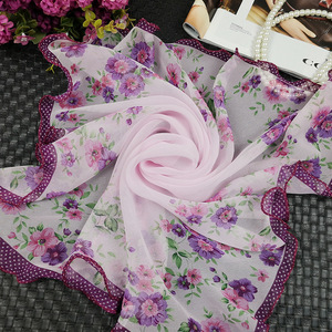 Pañuelo Cuadrado de Chifón con Estampado de Rosas y Protección Solar para Mujer - Product Image 4