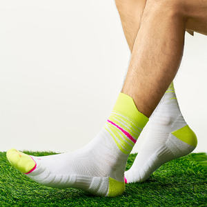 Chaussettes de basketball unisexes personnalisables avec emballage et échantillon gratuits – Chaussettes de sport athlétiques sur mesure pour la gym - Product Image 1