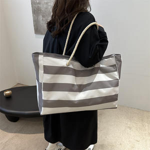 Logo personnalisé surdimensionné femmes grand <span class=keywords><strong>week</strong></span>-<span class=keywords><strong>end</strong></span> Shopping sac fourre-tout femmes mode <span class=keywords><strong>pas</strong></span> <span class=keywords><strong>cher</strong></span> vague rayures toile plage sac fourre-tout - Product Image 1