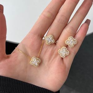 Parure de Bijoux en Argent 925 en Gros pour Femme avec Collier, Bague et Boucles d'Oreilles Trèfle à Quatre Feuilles Porte-Bonheur Micro-Serti d'Oxydes de Zirconium Roses et Jaunes - Product Image 2