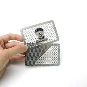 Logo gravé personnalisé carte <span class=keywords><strong>de</strong></span> crédit taille meuleuse en métal carte en acier inoxydable accessoires pour fumer - Product Image 3