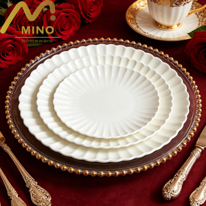 Ensemble d'assiettes en céramique blanches élégantes à bords festonnés pour la décoration <span class=keywords><strong>de</strong></span> <span class=keywords><strong>table</strong></span> <span class=keywords><strong>de</strong></span> mariage, <span class=keywords><strong>de</strong></span> fête, <span class=keywords><strong>de</strong></span> dessert et <span class=keywords><strong>de</strong></span> dîner, vente en gros - Product Image 5