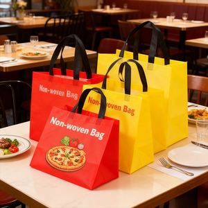 Bolsa de tela no tejida con estampado de pizza en colores rojo y amarillo, para entrega de comida italiana, pizzerías, restaurantes, comida para llevar, diseño elegante. - Product Image 1