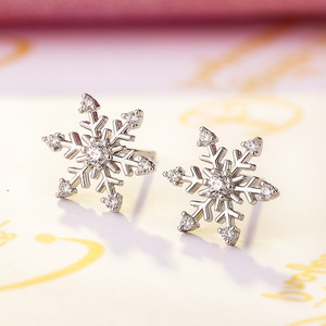 Orecchini a Forma di Fiocco di Neve per Donne, Dolce Regalo Natalizio, Accessorio per Orecchie - Product Image 2