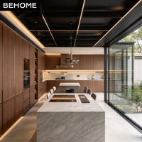 Meubles de cuisine sur mesure en forme de L vert foncé avec îlot, vitrine à vin en verre et éclairage LED pour villa, hôtel, appartement