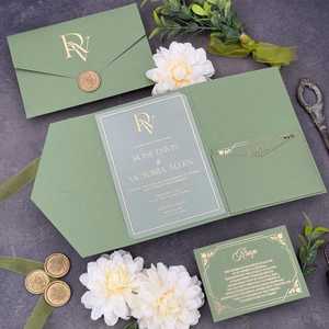 Suite d'invitation de mariage de luxe vert Pocketfold avec feuille d'or acrylique transparent et annonce élégante de carte Rsvp - Product Image 1