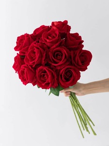 <span class=keywords><strong>Bouquet</strong></span> da Sposa Artificiale con Rose Rosse, Fiori Finti Realistici in Velluto, Decorazione Floreale, Rose Artificiali, Regalo per San Valentino, Festa di Matrimonio - Product Image 4