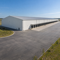 Entrepôt préfabriqué en structure métallique, panneaux sandwich isolés, bâtiment d'atelier métallique, centre de fabrication et de distribution industrielle