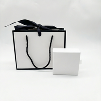Sac de courses pliable en papier d'art biodégradable de luxe, avec logo personnalisé, sac cadeau pour fête, vente en gros de vêtements et chaussettes, avec lamination