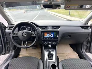 Voitures d'occasion <span class=keywords><strong>Skoda</strong></span> <span class=keywords><strong>Octavia</strong></span> <span class=keywords><strong>2019</strong></span> 1.2T LHD Automatique Toit ouvrant électrique Caméra de recul Régulateur de vitesse En stock à vendre - Product Image 2
