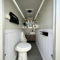 Remorque de toilettes mobiles de luxe Goeasy à 3 compartiments, équipée de sièges de toilettes, de robinets et d'un système de traitement des eaux usées.