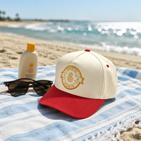 Casquette de baseball 5 panneaux haut de gamme avec couronne et visière contrastées, broderie personnalisée de badge circulaire doré en relief pour articles promotionnels de marque