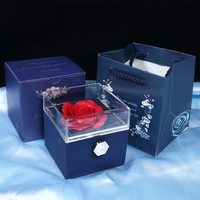 Boîte cadeau de bijoux avec roses éternelles rouges de la Saint-Valentin, fleurs de roses réelles conservées avec boîte à bijoux et boîte à bijoux en acrylique
