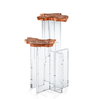 Table d'appoint contemporaine de style impressionniste, design moderne, plateau en laiton moulé, base géométrique en acrylique, pour salon