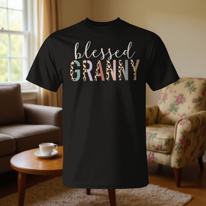 Camiseta con estampado de leopardo Blessed Granny, top informal para mujer, regalo para abuela - Product Image 3