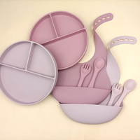 BPA-freies, lebensmittelechtes Silikon-Fütterungsset für Kleinkinder: Saugnapf-Teller, Lätzchen, Löffel, Gabel – 4-teiliges, langlebiges Baby-Lern-Essset