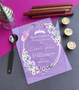 Invitación de Quinceañera XV de Lujo en Acrílico Transparente con Detalles en Dorado y Gris Oscuro, Rosas Púrpuras y Sello de Cera con Impresión Personalizada - Product Image 3