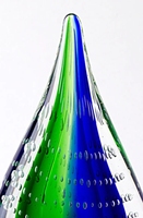 Trophée en verre soufflé artisanal multicolore décoratif en forme de goutte d'eau sur socle en cristal transparent