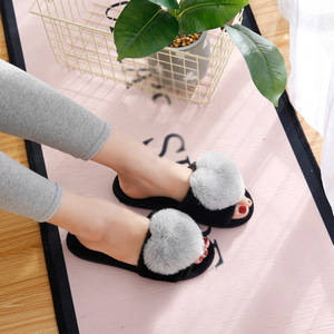 Sandal Slip on datar untuk wanita, sandal selop bulu palsu hitam merah muda dekorasi hati nyaman untuk wanita - Product Image 4
