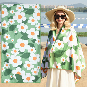 Telo da mare in microfibra stampato a doppia faccia sfondo verde fiori bianchi asciugamani da spiaggia assorbenti per il mare - Product Image 1