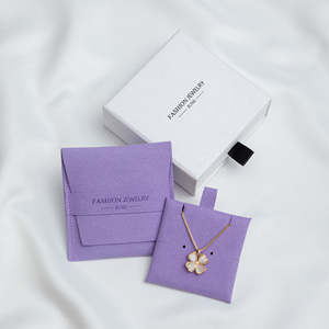 Petites pochettes à bijoux personnalisées violettes 8*8CM avec logo, pochette d'emballage pour bijoux en microfibre et insert - Product Image 4
