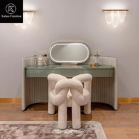 Table de maquillage en cuir capitonné à nervures, finition laquée brillante, triple tiroir, miroir ovale LED, table de maquillage pour chambre à coucher