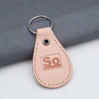Porte-clés en cuir en forme de goutte d'eau avec logo personnalisé gravé, avec détail riveté pour un branding rustique, cadeaux artisanaux, usage quotidien
