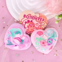 Fabricant de badges en étain en peluche de dessin animé personnalisés, badges en métal en forme de cœur faits sur mesure avec des épingles de sûreté