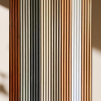 Revêtement mural WPC de haute qualité en co-extrusion, panneau rainuré en composite bois-plastique pour l'extérieur et l'intérieur