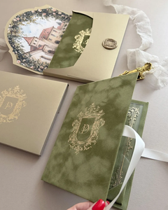 Nouvel Arrivage – Invitations de Mariage de Luxe Personnalisées en Velours Vert avec Illustration de Lieu Dorée en Feuille d'Or - Product Image 3