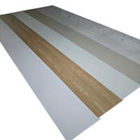 Décoration intérieure moderne, panneau de plafond en PVC à grain de bois 3D, carré, brillant, imperméable, ignifuge, écologique, grille de plafond