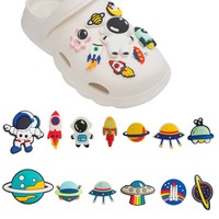 Chaussures OEM/ODM en PVC pour astronaute et fusée, breloques sur le thème de l'espace, décoration de bricolage avec planètes et vaisseaux spatiaux