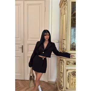 Costume décontracté noir Delia avec décoration plissée et fermeture à boutons - Product Image 2