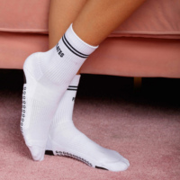 DESIGN & MOCKUP GRATUIT Chaussettes de yoga rayées personnalisées Chaussettes de fitness Pilates pour femmes Chaussettes de yoga antidérapantes Logo personnalisé