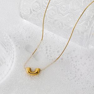 Conjunto de Joyería de Moda para Mujer: Pendientes de Acero Inoxidable con Cadena de Hueso de Serpiente y Collar Retro en Forma de U, Ideal para Aniversarios y Tendencias - Product Image 4