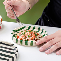 Assiette en céramique rayée peinte à la main, style nordique artistique |   Assiette à dessert rayée colorée à bords irréguliers pour la maison et le café
