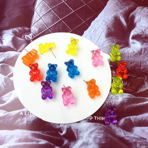 Nuevos pendientes de oso de goma de resina adorables al por mayor bonitos y delicados de alta calidad, bonitos pendientes de tuerca de oso de gelatina para niñas y niños, fiesta - Product Image 2
