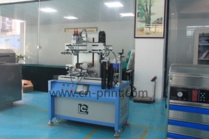 Machine d'impression sérigraphique à cylindre entièrement servo-électrique avec séchage UV pour l'impression de bouteilles de haute précision - Product Image 4