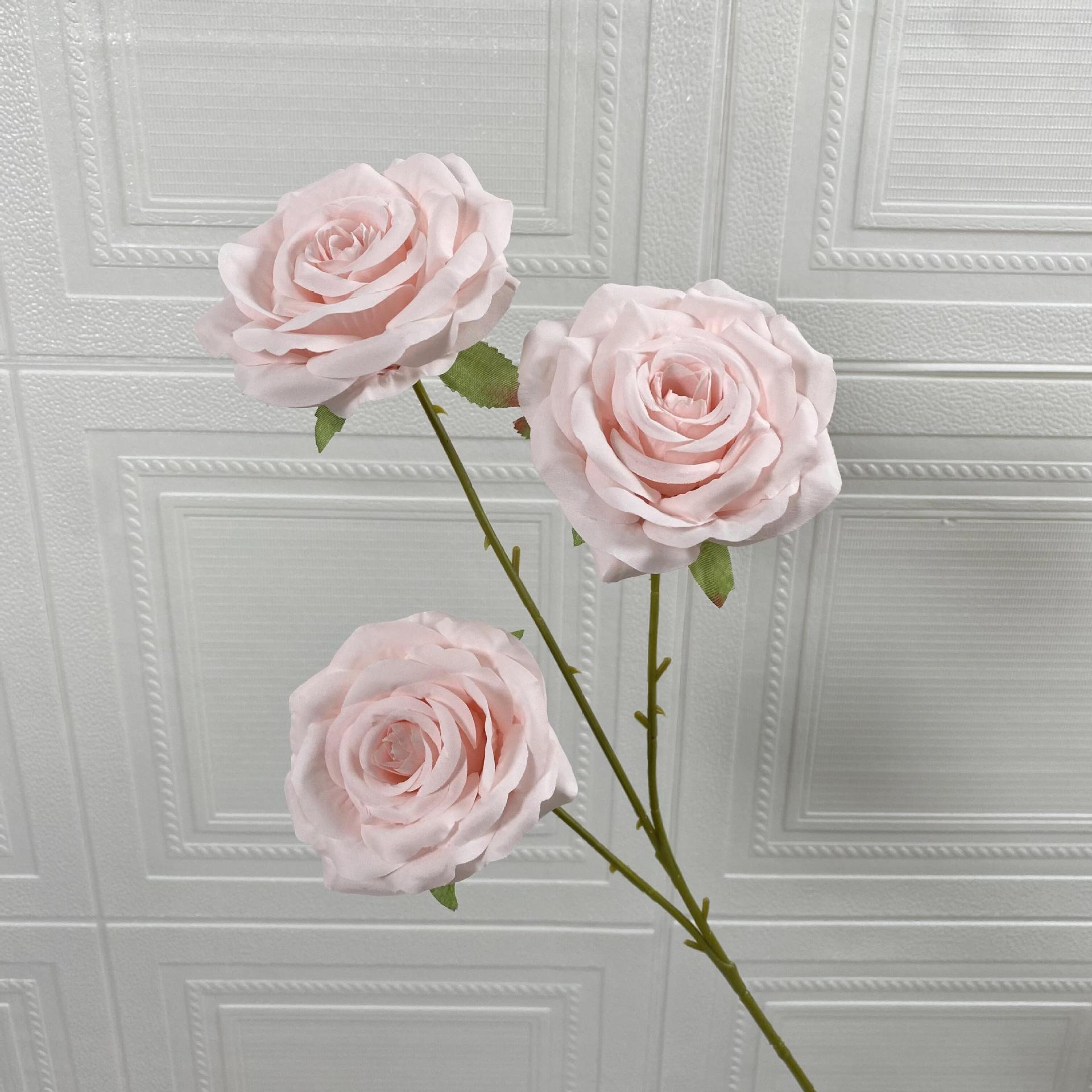 Rosa de diamante de 3 cabezas rosa claro