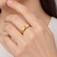 Bague en acier inoxydable doré avec zircon, large bande à double rainure et trois accents de pierres transparentes