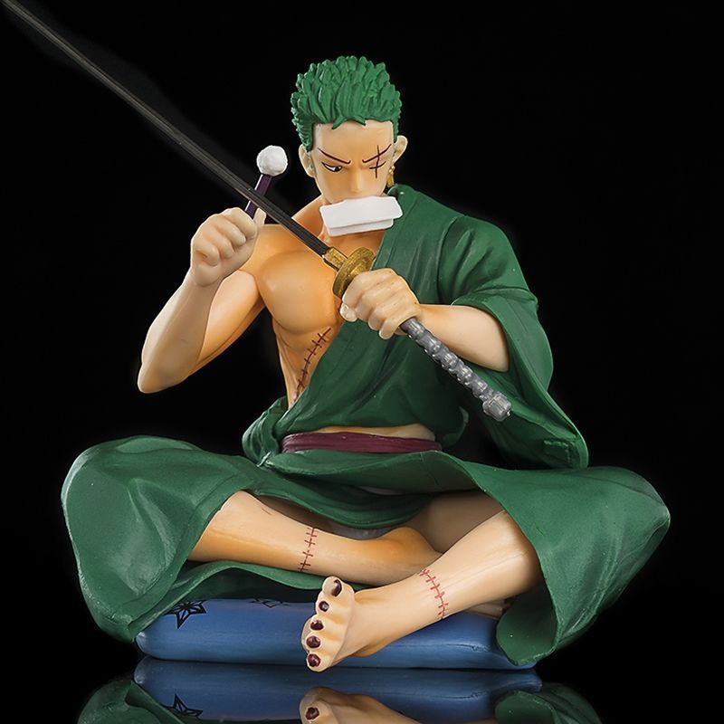 Zoro assis avec sabre ensaché-17cm